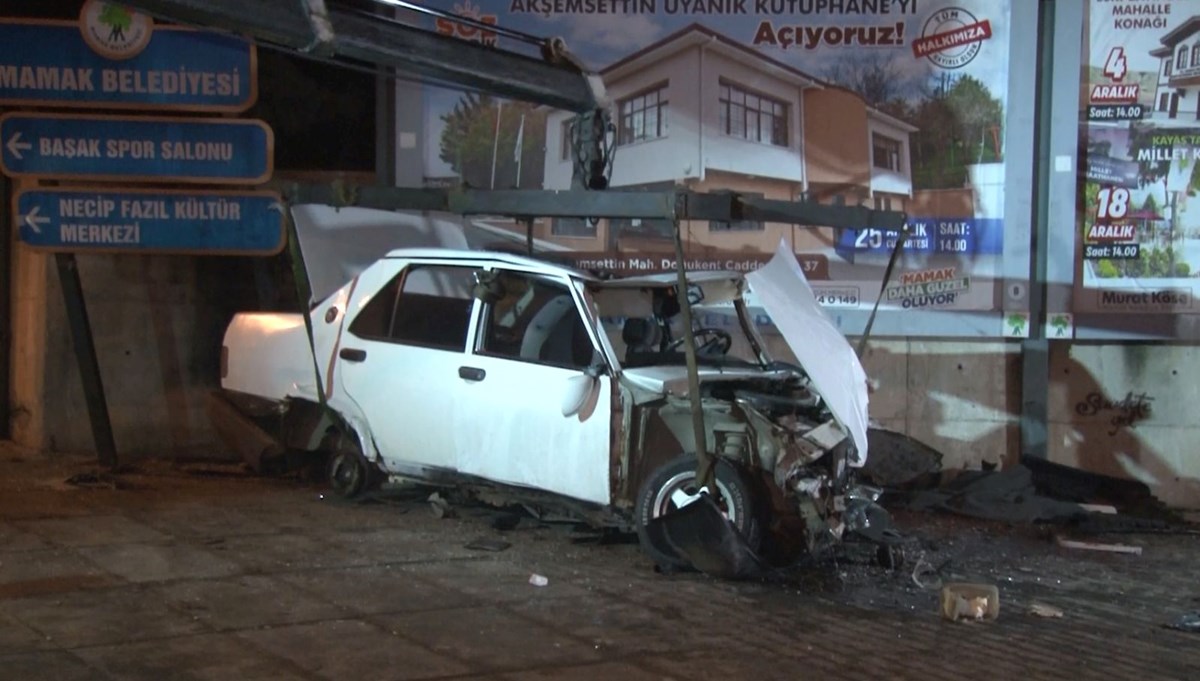 Ankara'da duvara çarpan otomobilin sürücüsü hayatını kaybetti