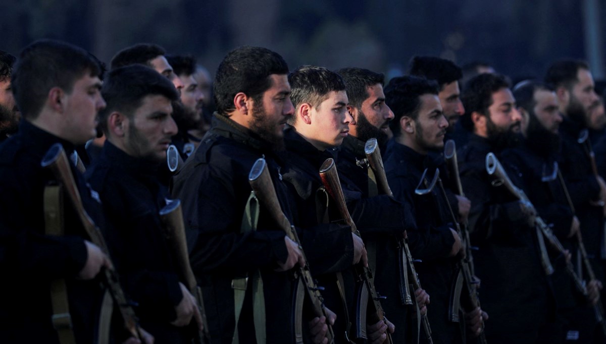 Esad destekçilerini avlıyorlar: Yeni Suriye'nin ilk polisleri göreve hazır!