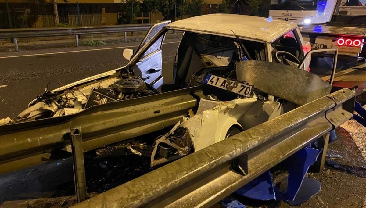 Otomobil bariyere saplandı: 1 yaralı Otomobil bariyere saplandı: 1 yaralı