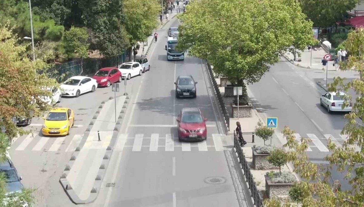 Kadıköy'de yayalara yol vermeyen sürücülere ceza Kadıköy'de yayalara yol vermeyen sürücülere ceza