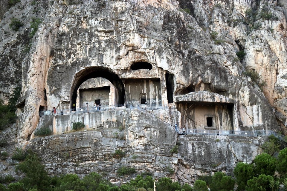 Amasya'da geçmişi milattan önce 333'lere dayanan Kral Kaya Mezarları'na ziyaretçi akını - 2