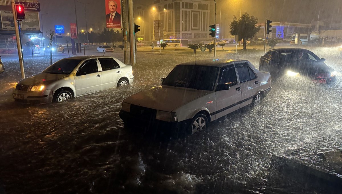 Antalya'da sel ve su baskını: 5 ilçede eğitime ara verildi