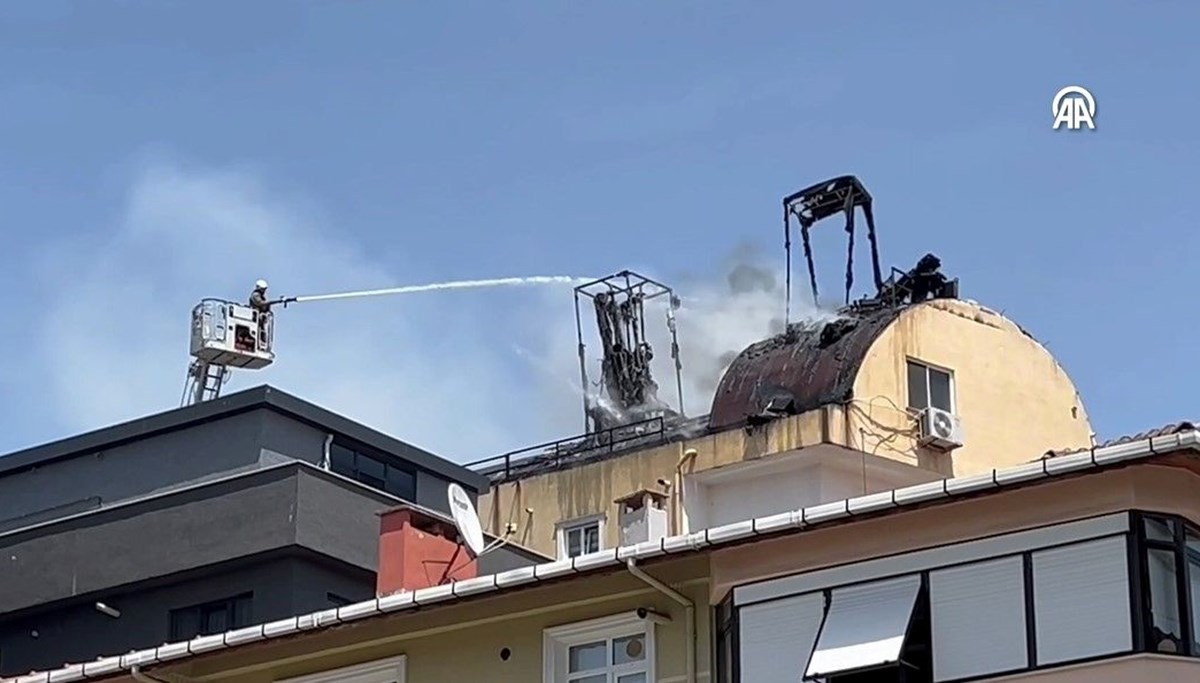 Silivri'de korkutan çatı yangını Silivri'de korkutan çatı yangını