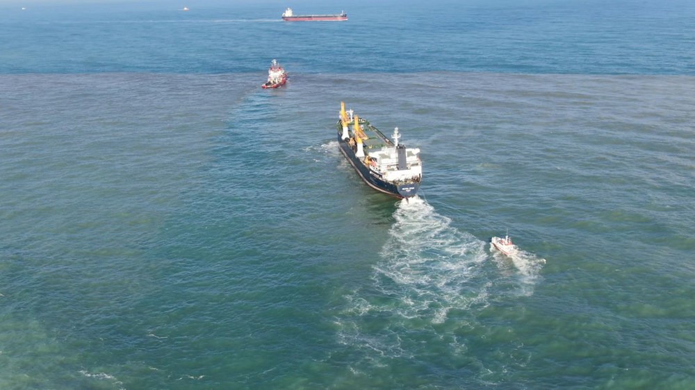 Riva'da sürüklenen kargo gemisi kurtarıldı - 9