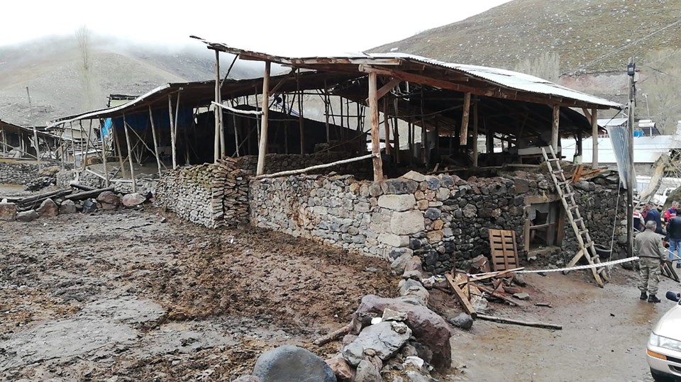 Erzurum'da ahırın çatısı çöktü: 2 ölü, 2 yaralı - 1