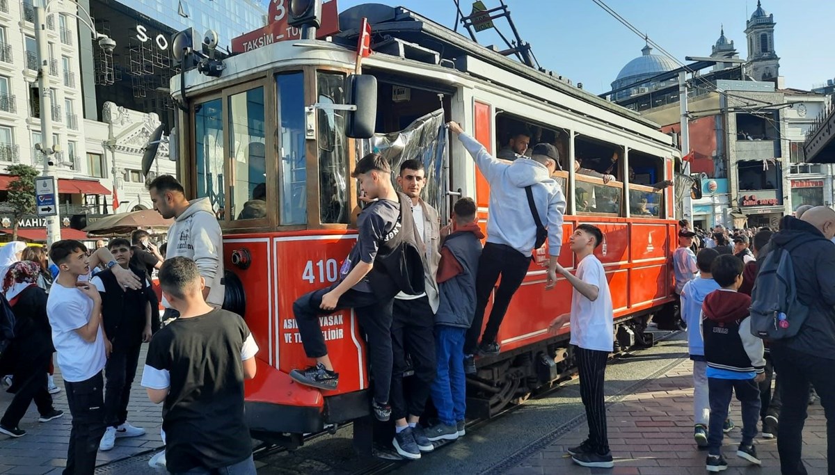 İstanbul'da bayram yoğunluğu | Nostaljik tramvay seferleri durdu İstanbul'da bayram yoğunluğu | Nostaljik tramvay seferleri durdu