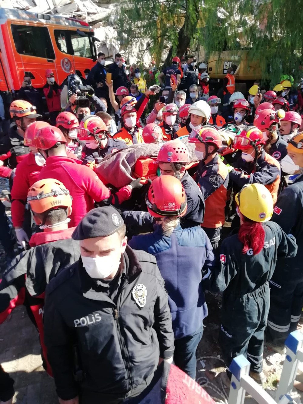 İzmir'de deprem sonrası enkaz altındakiler için zamana karşı yarış (58 saat sonra kurtarıldı) - 9