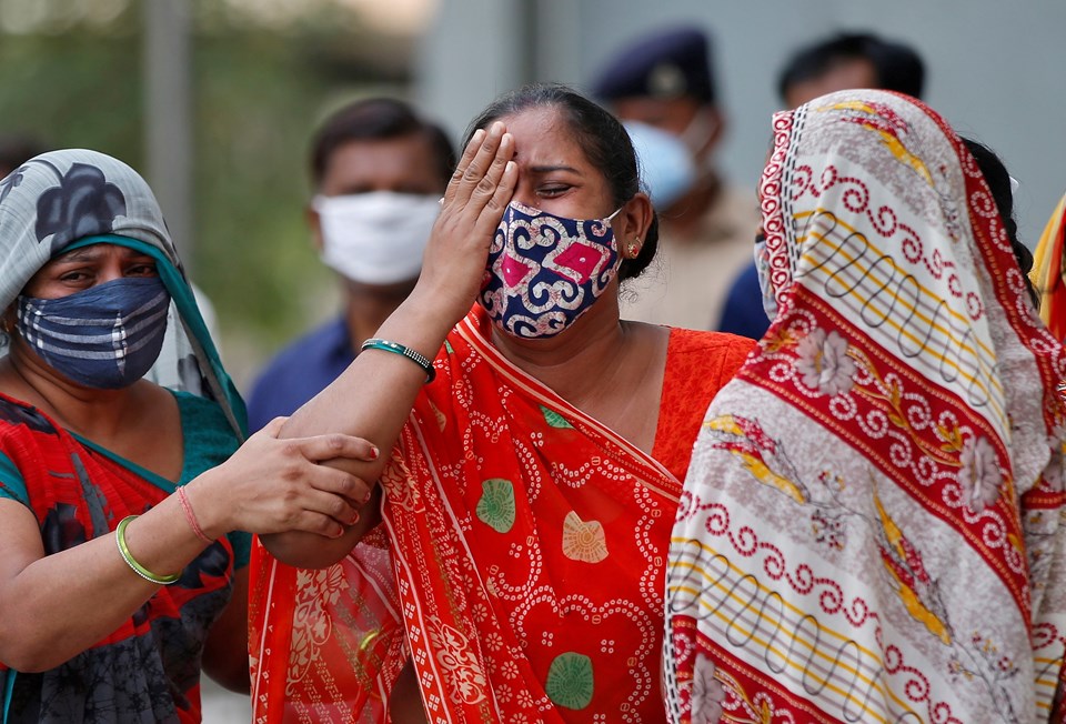Hindistan'da son 24 saatte Covid-19'dan 4 bin 77 kişi hayatını kaybetti - 1