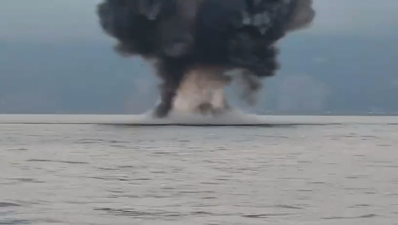 Artvin Hopa açıklarında bulunan insansız deniz aracı, kontrollü şekilde imha edildi.