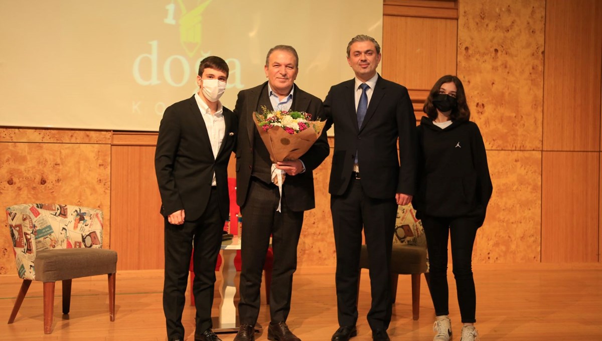 Simit Sarayı kurucusu Haluk Okutur, Doğa Koleji öğrencileri ile bir arada