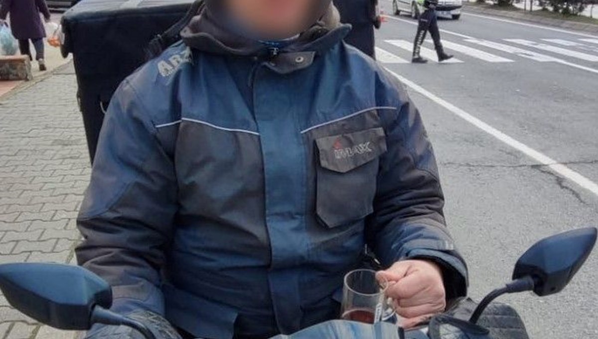 Motosikletiyle seyir halindeyken çay içti Motosikletiyle seyir halindeyken çay içti