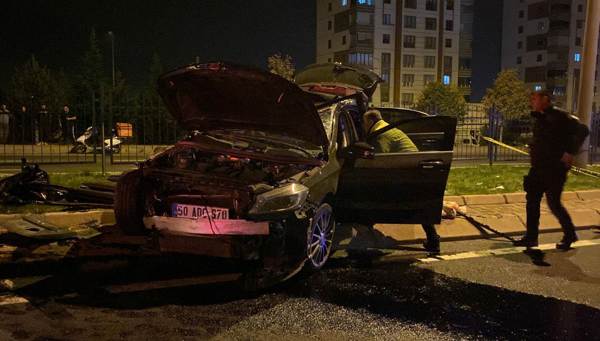 Kayseri'de otomobil, TIR'la çarpıştı: 1 ölü, 2 yaralı Kayseri'de otomobil, TIR'la çarpıştı: 1 ölü, 2 yaralı