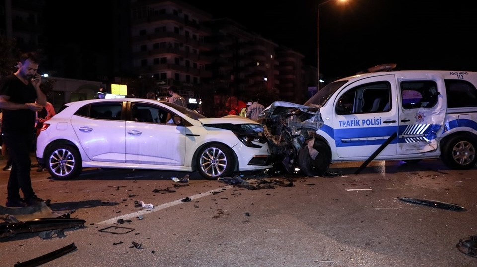 Alkollü sürücü uygulama noktasına daldı: İkisi polis dört yaralı - 1