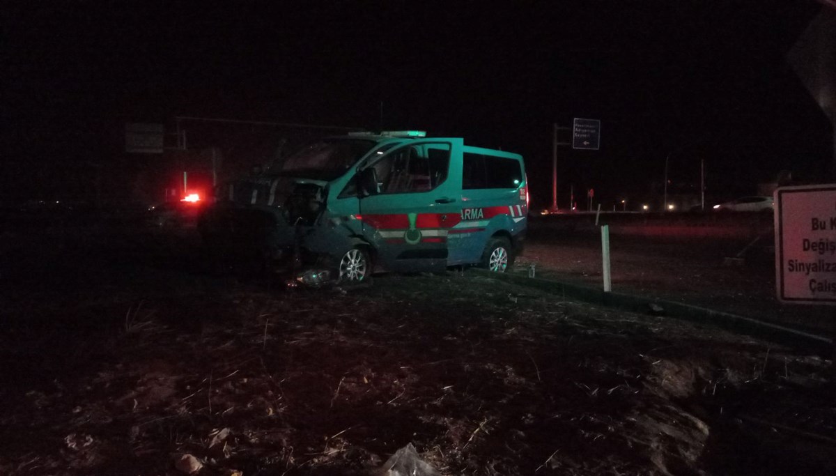 Askeri araç ile otomobil çarpıştı: 5’i asker 8 yaralı Askeri araç ile otomobil çarpıştı: 5’i asker 8 yaralı