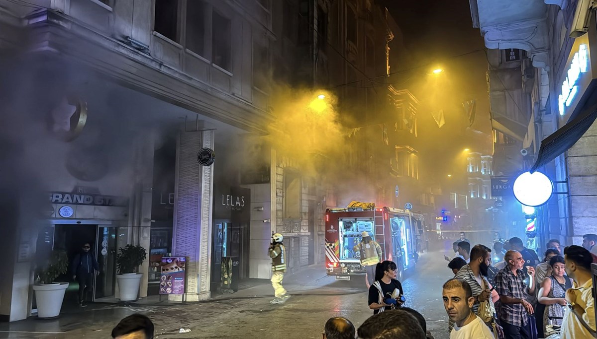 Beyoğlu'nda 9 katlı otelde yangın Beyoğlu'nda 9 katlı otelde yangın