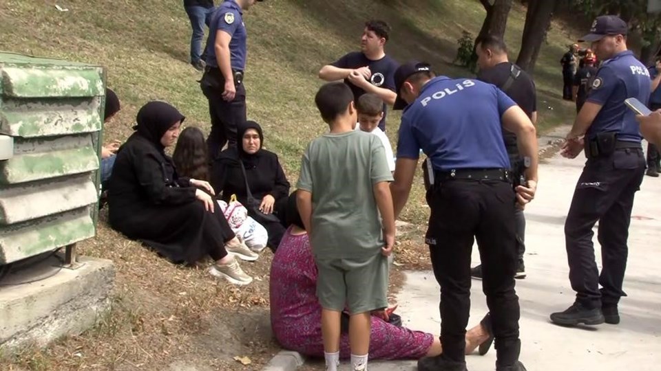 Bakırköy'de TIR, İETT otobüsünün üzerine devrildi: Yaralılar var - 1