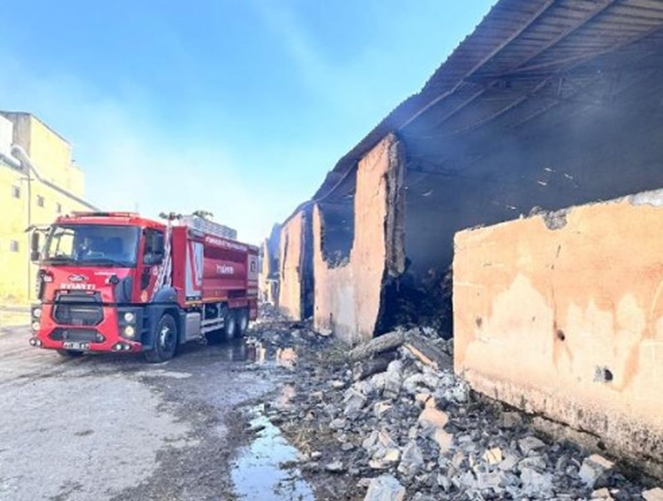 Diyarbakır'da fabrikanın deposu yandı: 110 milyon liralık bin ton pamuk kül oldu - 1