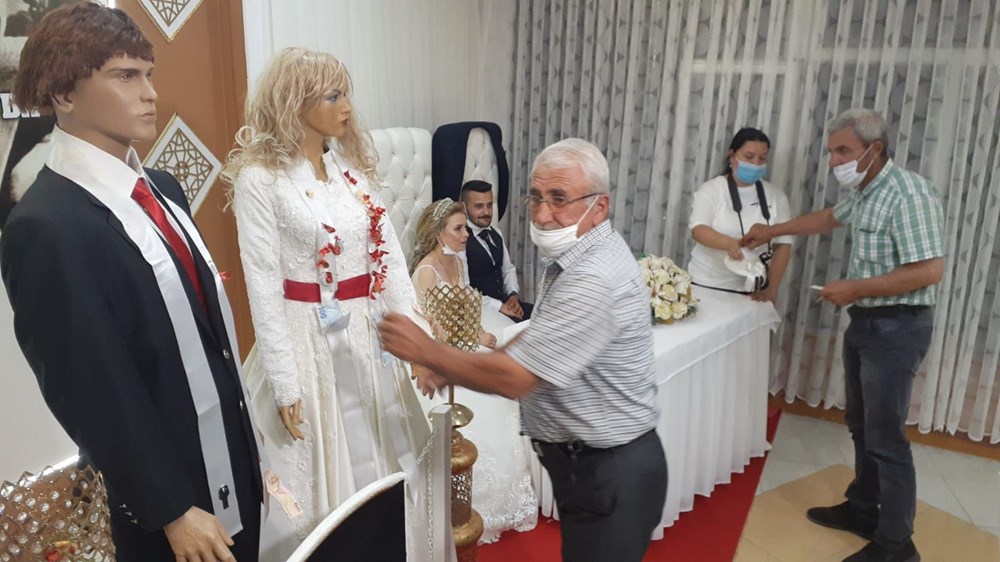 Düğünlerde 'yeni normal': Takılar cansız mankenlere takıldı - 2