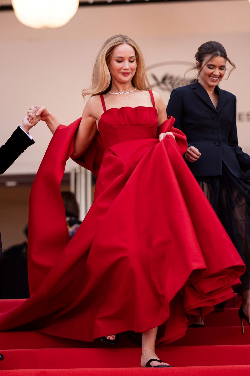 Jennifer Lawrence Cannes Film Festivali kırmızı halısındaki "ilginç" ayakkabı seçimiyle çok konuşuldu - 5
