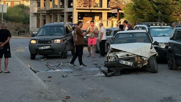 Eşine kızdı, sinirini araçlardan çıkardı