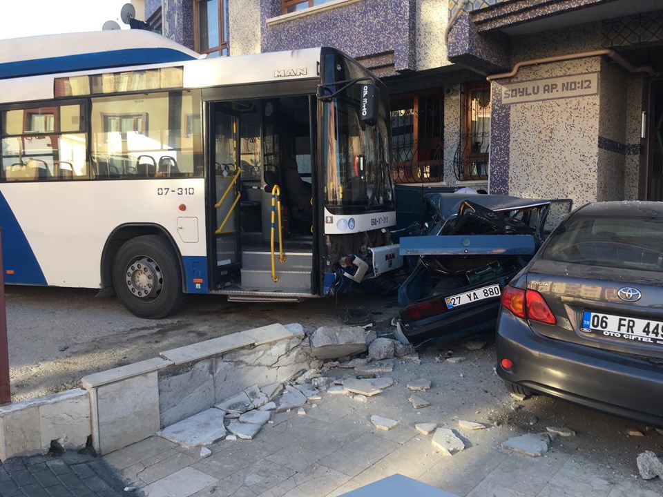 Ankara'da belediye otobüsü, otomobillere çarptı: 4 yaralı - 1
