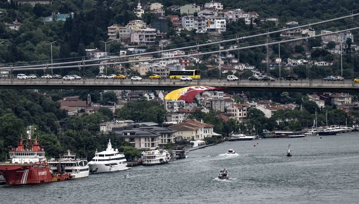 Galatasaray bayrakları köprülere asıldı