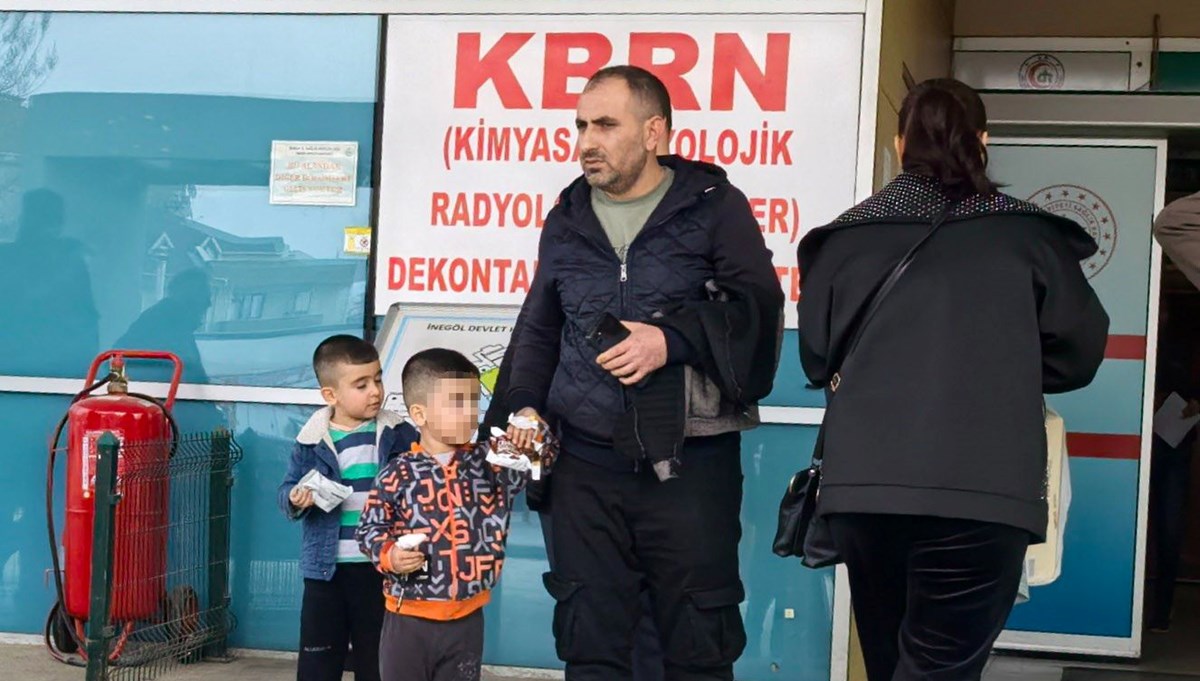 Demir kapıya elini sıkıştıran çocuğun parmağı koptu Demir kapıya elini sıkıştıran çocuğun parmağı koptu