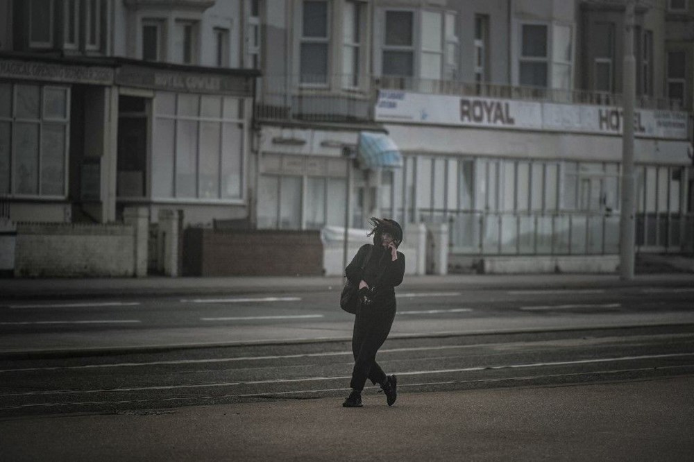 Yüzyılın en güçlü fırtınası: Rüzgar rekor kırdı, evler elektriksiz kaldı! - 2