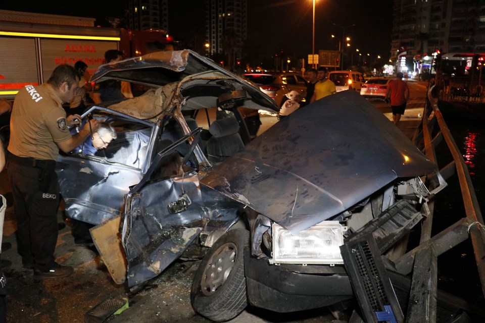 Servis minibüsü ile otomobil çarpıştı: 1’i bebek 4 yaralı - 1