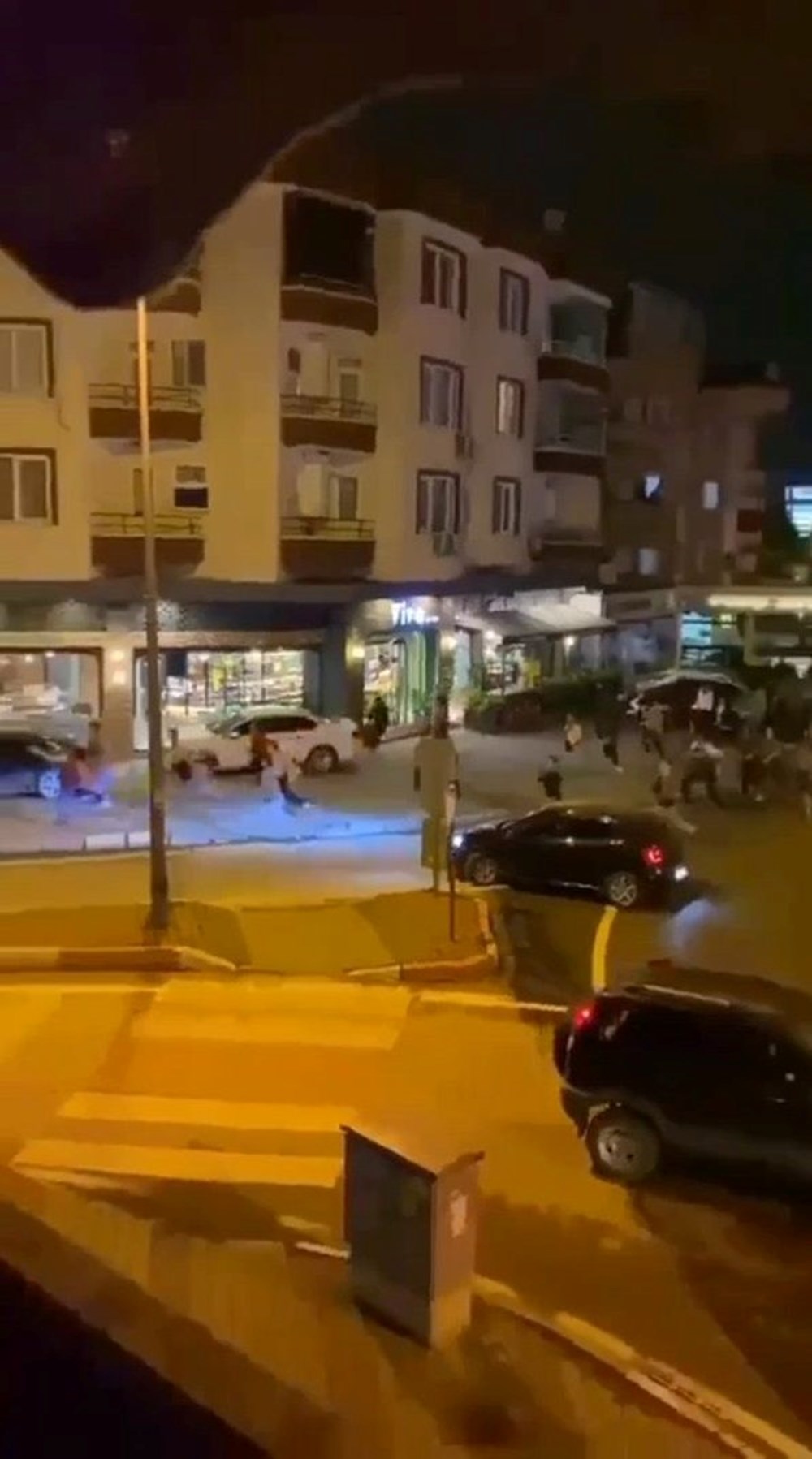 Bursa'da otomobil kutlama yapan Galatasaray taraftarlarının arasına daldı - 6