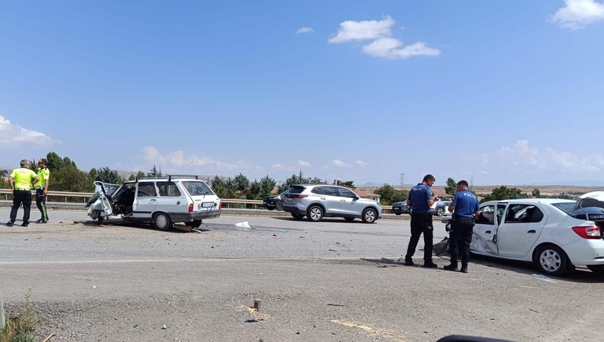 Aynı bölgede iki farklı facia: Otomobiller kafa kafaya çarpıştı Aynı bölgede iki farklı facia: Otomobiller kafa kafaya çarpıştı