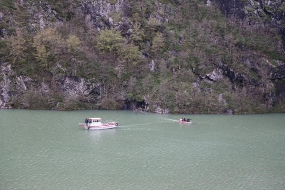 Artvin'de baraj gölünde tekne battı: 1 kayıp - 1