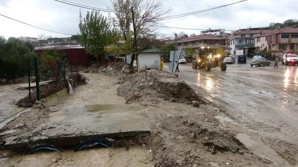 Çanakkale'de sağanak: Dere taştı, sele kapılan araç kepçeyle kurtarıldı - 9