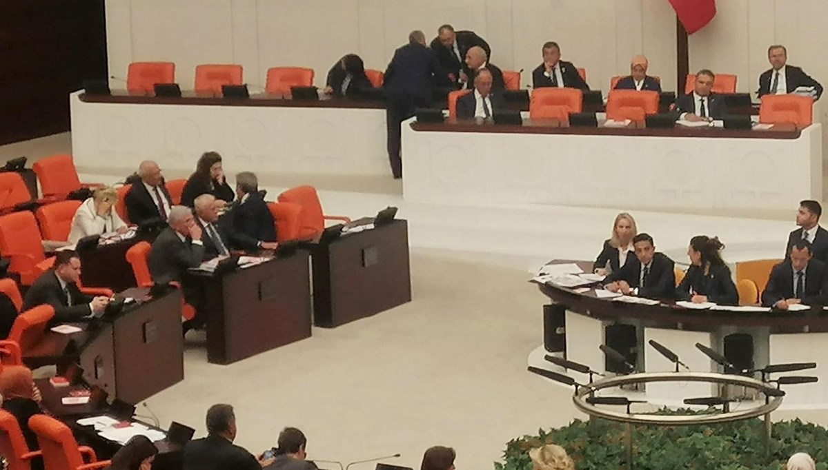TBMM Genel Kurulu'nda yer tartışması TBMM Genel Kurulu'nda yer tartışması