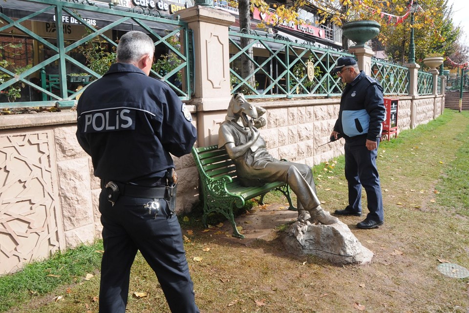 Eskişehir'dek eşek heykeline saldırı: Kulakları koparıldı - 2