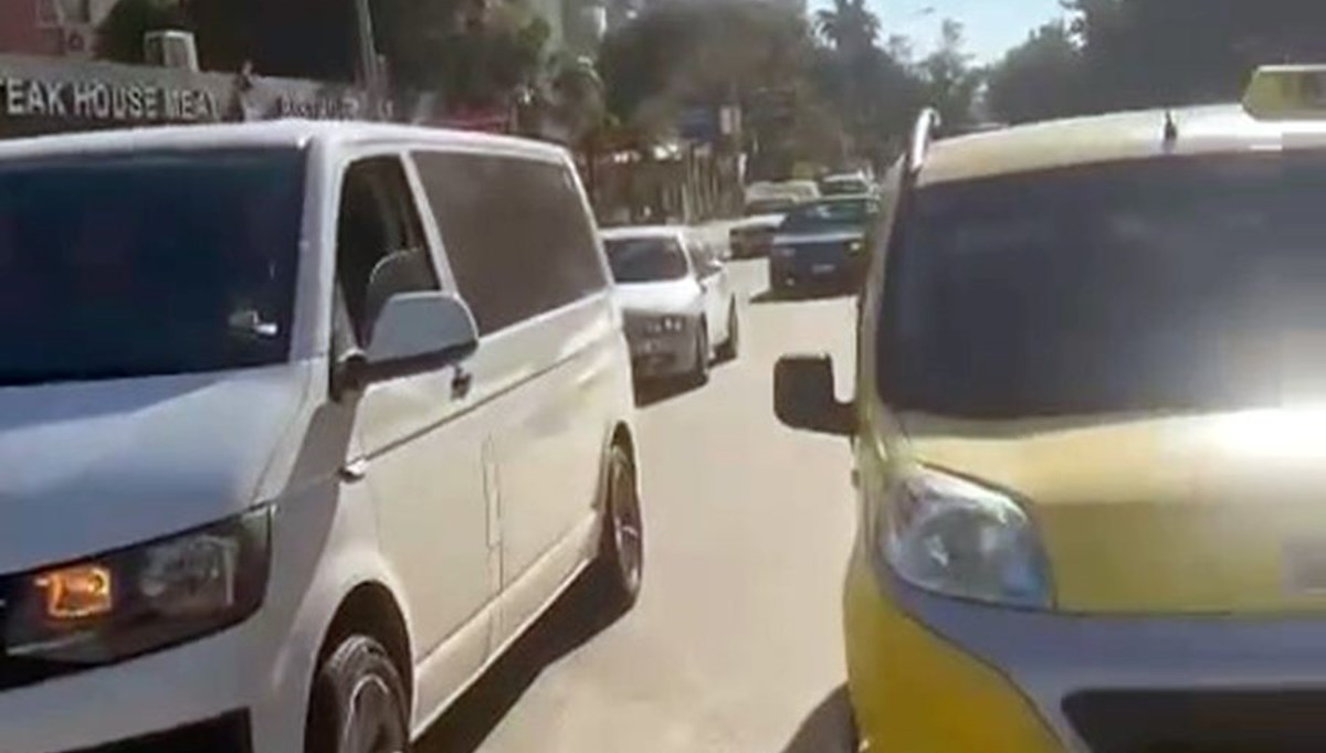 Taksiciler turizm acentasına ait aracın yolu kesti