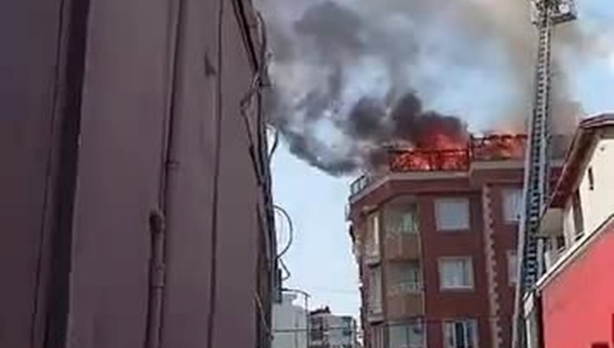 Sancaktepe'de 4 katlı binanın çatısında yangın paniği Sancaktepe'de 4 katlı binanın çatısında yangın paniği