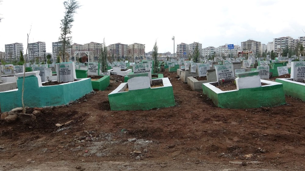Diyarbakır’da yağmur sonrası depremzedelerin mezarları çöktü - 2