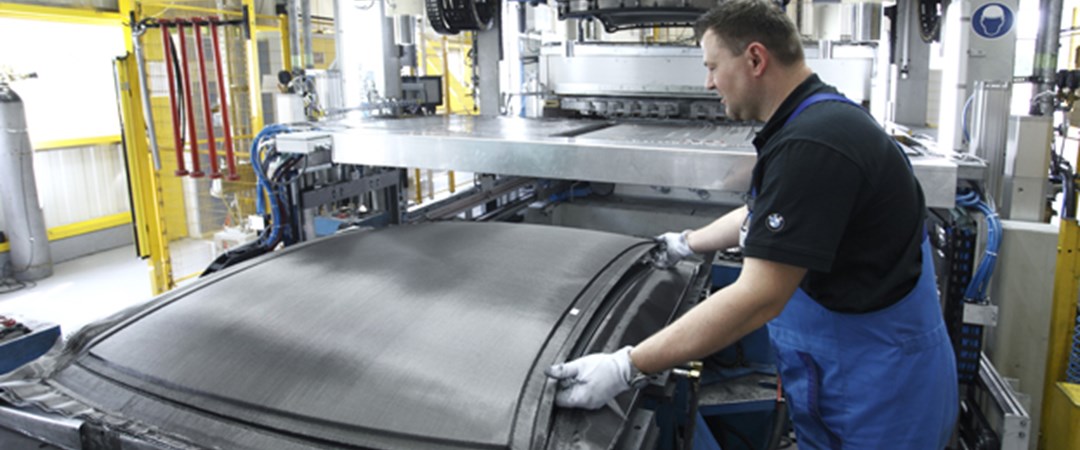 Сборка автомобиля. Цех сборки автомобилей. Детали кузова из углепластика. Композиционные материалы на машинах. Сборочный цех автомобилей.