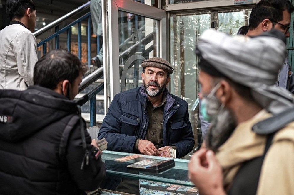Afganistan'daki açlık krizinin acı yüzü: 3 yaşında ama bir bebek kadar küçük - 23