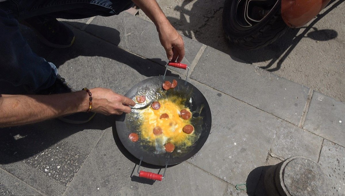 Beton üzerinde sucuklu yumurta pişirdi: Sıcaklık 42 derece!