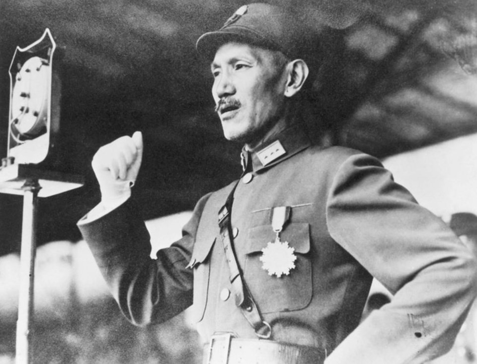 Çan Kay-şek (fotoğrafta)  önderliğindeki partizanlar, 1912'de kurulan Çin Cumhuriyeti'nin (ÇC) egemenliğinin Ada'da devam ettiğini ileri sürerek Aralık 1949'da Taipei'yi geçici başkent ilan etti.