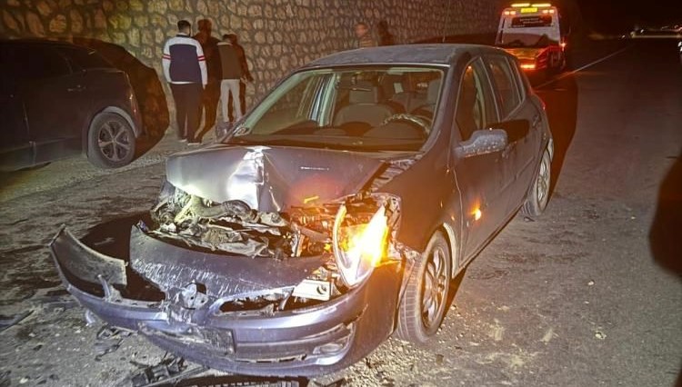 Beton mikseri otomobile çarptı, sürücü yaralandı