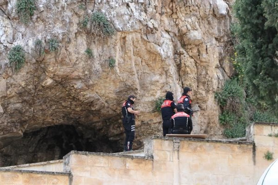 Şanlıurfa'da tarihi kale eteğinde erkek cesedi bulundu - 1