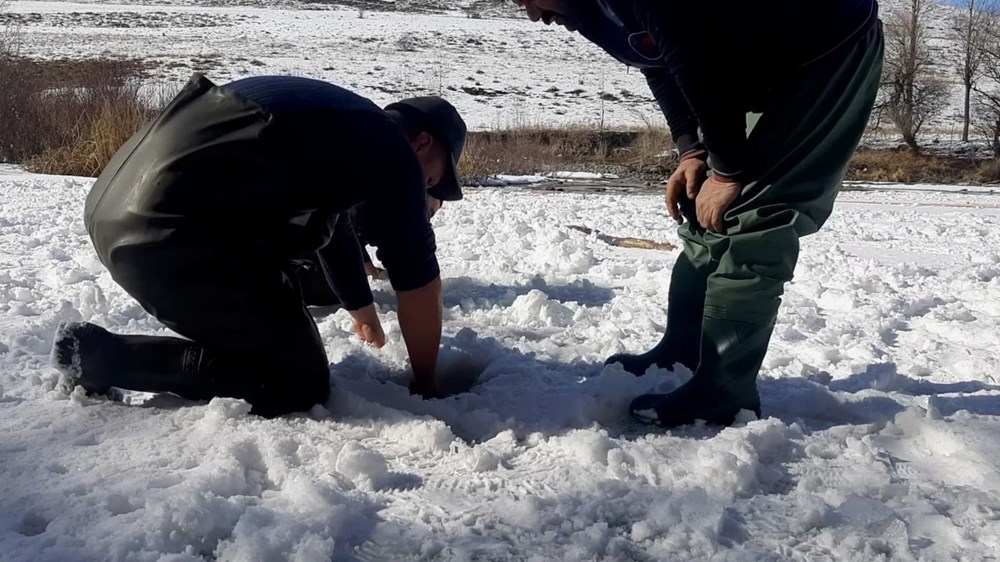 Buz tutan Çoruh Nehri'nde