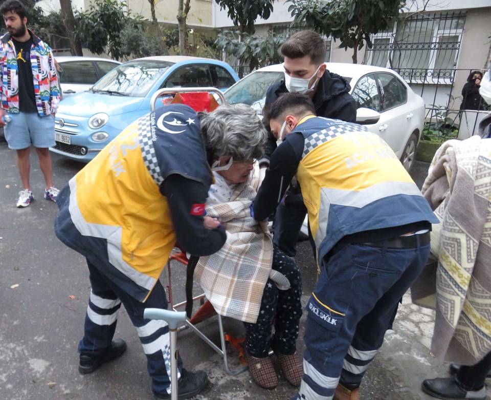 Kadıköy'de dairede yangın: 1 kişi hayatını kaybetti - 2