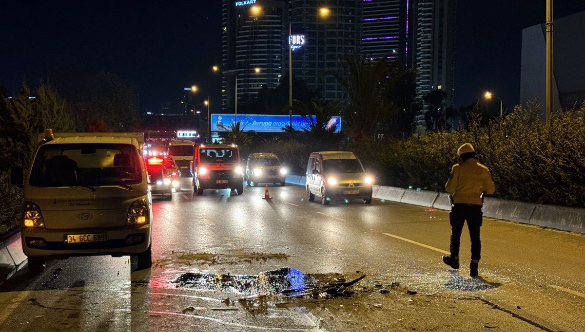 İzmir'de kaza: Belediye kamyonuna çarpan panelvanın sürücüsü yaralandı