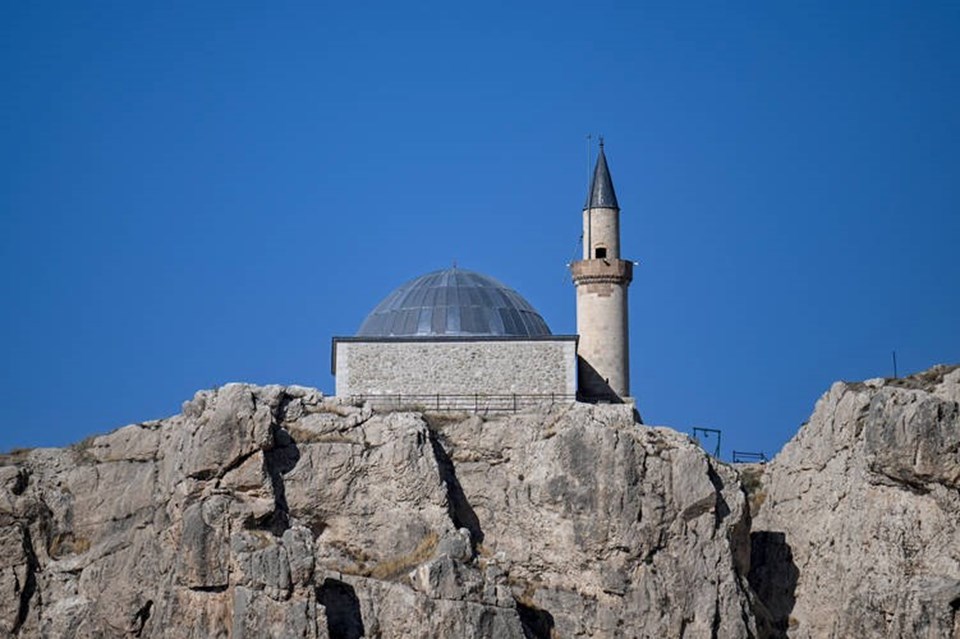 Van Kalesi'nin zirvesindeki Süleyman Han Cami'ne yoğun ilgi - 2