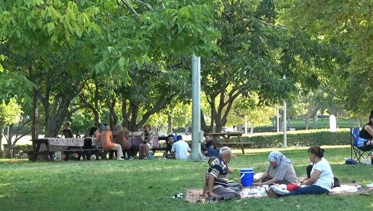 Sıcaktan bunalanlar parklara akın etti! 