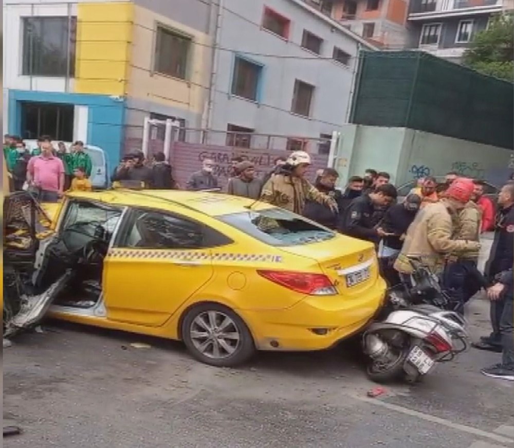 İstanbul'da feci kaza: Karşı şeride geçen minibüs taksiye çarptı - 2